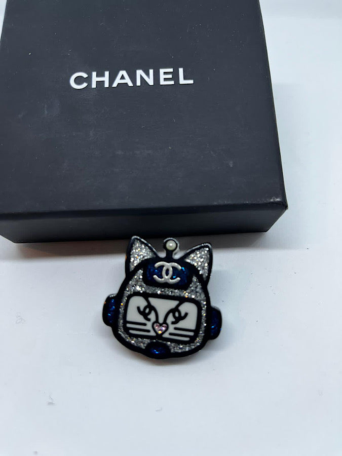 CHANEL キャットモチーフ キーホルダー ブルーラインストーン Chanel 2017 17S Resin Emoji Robot Cat Brooch Silver Blue Pin