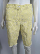 Load image into Gallery viewer, Chanel 00P, 2000 Spring Yellow CC logo Knee Length Shorts FR 40 US 4/6