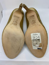 Load image into Gallery viewer, Chanel sequin gold stiletto heel pumps EU 39
