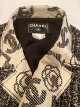 Load image into Gallery viewer, Chanel 2006 Spring, 06P Cotton tweed brown black white Blazer camellia jacket US 10/12