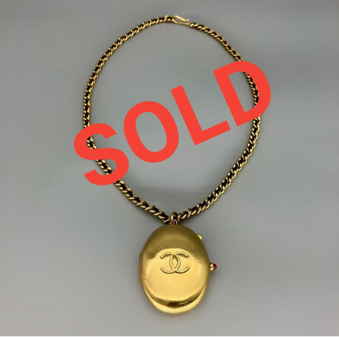 Rare 95A Vintage Chanel Gold Plated Locket Pill Case Necklace