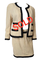 Load image into Gallery viewer, 94P, 1994 Spring Rare Vintage Chanel Cream/Black Scubido Trim Boucle Skirt Jacket Set US 6