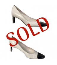 Load image into Gallery viewer, Vintage Classic Chanel White Black Leather bicolor Pump Heels EU 38 US 8