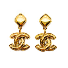 Load image into Gallery viewer, 1980 Vintage Chanel double CC logo matelasse quilted gold plated clip on earrings