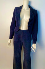 Load image into Gallery viewer, Vintage Chanel 02C 2002 Resort Cruise Lightweight suede navy blue Jacket Pants Suit Set FR 34 US 2/4