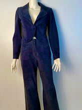 Load image into Gallery viewer, Vintage Chanel 02C 2002 Resort Cruise Lightweight suede navy blue Jacket Pants Suit Set FR 34 US 2/4
