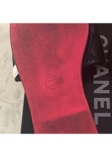 Load image into Gallery viewer, Chanel 05C 2005 Cruise Black and White Quilted Leather Cambon Slides US 5