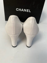 Load image into Gallery viewer, Vintage Classic Chanel White Black Leather bicolor Pump Heels EU 38 US 8