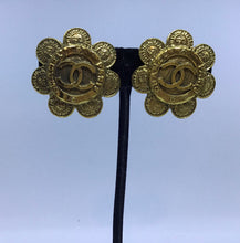 Load image into Gallery viewer, 1989 Collection 28 Rare Vintage Chanel Flower Gold Metal CC Logo Clip On Earrings
