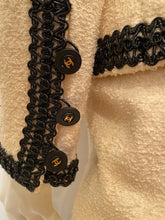 Load image into Gallery viewer, 94P, 1994 Spring Rare Vintage Chanel Cream/Black Scubido Trim Boucle Skirt Jacket Set US 6