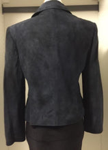 Load image into Gallery viewer, Vintage Chanel 02C 2002 Resort Cruise Lightweight suede navy blue Jacket Pants Suit Set FR 34 US 2/4
