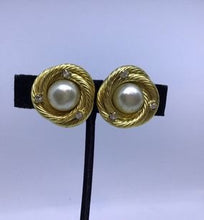 Load image into Gallery viewer, 1980 Rare Chanel Vintage Pearl Gold Metal Crystal Clip On Earrings
