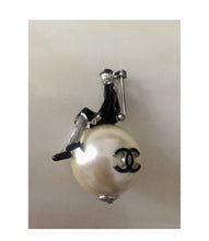 Load image into Gallery viewer, Chanel 2004 Spring 04P Coco Mademoiselle Sitting on Large CC Resin Pearl Brooch Pin