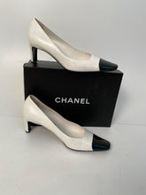 Load image into Gallery viewer, Vintage Classic Chanel White Black Leather bicolor Pump Heels EU 38 US 8