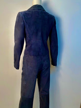 Load image into Gallery viewer, Vintage Chanel 02C 2002 Resort Cruise Lightweight suede navy blue Jacket Pants Suit Set FR 34 US 2/4